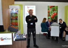 Krystian Lipiec de la société SunCrops présente sa gamme de tomates, de myrtilles et de framboises