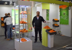 Mbarek Blileg de la société Fresh Fruit présente sa gamme d'agrumes 