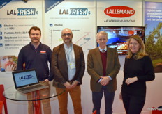L'équipe de Lallemand Plant Care a présenté le nouveau traitement en post-récolte LALFRESHs pour les fruits à noyau. De gauche à droite : Julien Sindou (directeur marketing), Caroline de Rauglaudre (responsable communication), Matthieu Morel (directeur technique) et Frank Verber (Nantis)