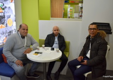 Awçalla Sidi Mohamed (Directeur général Attrans), Zakaria Adnan et Haj Mouhssin El Hallaoui (directeur station d'emballage des domaines El Hallaoui) sur le stand de Clementina