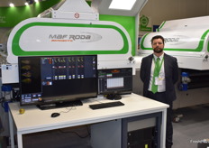 Christophe Nivet de MAF RODA à côté du Bi-Axone, une toute nouvelle calibreuse innovante pour les poires longues. La machine permet de tourner les poires délicatement sans les endommager.