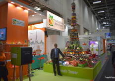 Daniel Soares d'Interfel à côté de la tour Eiffel