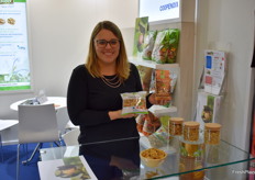 Christine Bonnet de Coopenoix montre les nouveaux emballages quatro seal. Sur ce nouvel emballage, l'origine France est davantage mise en avant