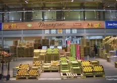 Mouneyrac - entreprise familiale présente depuis 1928 aux Halles de Paris puis sur le MIN de Rungis - met un point d'honneur à soigner la présentation de ses pommes et poires