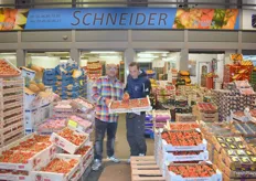 Ibrahim, acheteur, et Rémi Schneider de la société Schneider qui propose de délicieuses fraises Gariguettes de Marmande, tout juste cueillies la veille