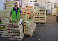 Patrick Baret des sociétés Soulage et Favarel (Groupe Blampin), derrière des radis "Les Délices des Sables"