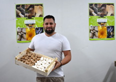 Mr Abriac de la société Champi 31 propose exclusivement à la vente des champignons. Il présente ici un produit originaire de Charente