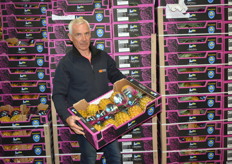 Didier Balix de la Compagnie fruitière, propose des ananas provenant principalement de Côte d'Ivoire mais également des bananes, ainsi que plus périodiquement, des mangues. Il présente des ananas du producteur SCB (Société Commerciale Bananière)