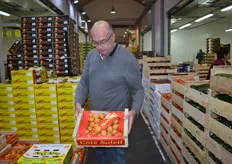 Jean-Charles de l'entreprise Roucaud présente des abricots de Provence