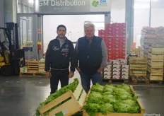 Yann Gaudemer et Thierry Graulier, proposent à la vente de la salade batavia produite localement à Saint-Philbert-de-Grand-Lieu, situé à 10 km de Nantes