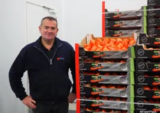 Mr Henry, directeur de la société Marais au MIN de Nantes, à côté de tomates coeur de boeuf de la marque Marais, produites dans la région nantaise