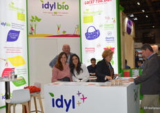 Gaëlle Dijon, Nicolas Raucoule et Shérazade Abdou-Rabbih sont venus avec Valérie Raymond pour représenter la société Idyl, qui a récemment acheté un site de production bio. En attendant de pouvoir commercialiser sa salade bio en juillet prochain, l'entreprise commercialisera cette année de la salade en conversion bio