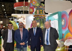 Daniel Soares, Christian Berthe, Laurent Grandin et Louis Orenga devant l'emblématique tour Eiffel de Fruits et Légumes d'Interfel au salon du Fruit Attraction