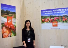 Lisa Herrero de l'entreprise COT a présenté cette année 3 variétés d'abricots résistantes à la Sharka