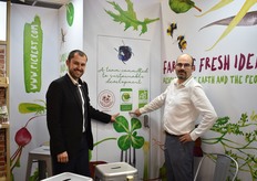 Marc De Nale - Président de l'association Demain la Terre et Christophe Janson sur le stand de Picvert