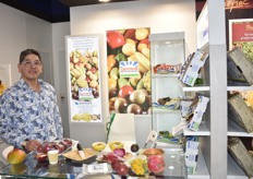 Juan Carlos a représenté la société Barnier et fait goûter sa gamme de fruits exotiques dont le pitaya jaune