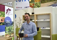 Matthieu Billotte des Pépinières Multibaies, a présenté cette année au salon des plants de myrtilles de la variété tardive Centra-Blue.