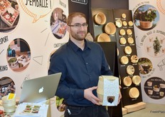 Bruno Martin d’Établissements Martin pose avec un tonneau bag-in-box pour les jus et les vins