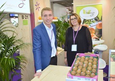 Thibault et Barbara d'Imago, un groupement de producteurs bio basé à Perpignan, venus mettre en avant le kiwi français.