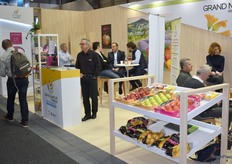 Le stand du Cluster Grand Marché de Provence. Le Cluster regroupe huit sociétés, à savoir : Communauté Creno, BC Pommes de Terre, Fimat, ET Eriktrans, JH Mesguen, Les Cailloux en Provence, Les Sources Agriculteurs, Saint Félix, Les Vergers d'Auriac et les Pousses de Stef.