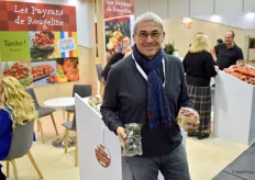 Philippe Fort, Directeur commercial et marketing chez Rougeline. Dans sa main droite : la tomate cocktail Yoom, une variété de Syngenta. Cette année la tomate a gagné le Fruit Logistica Innovation Award.