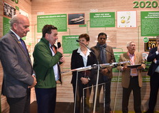 Pierre Monteux, Directeur Général de l'UGPBAN aux côtés de Corinne Henry-Munoz, Directrice des Produits Frais Carrefour, lors de la signature d'une nouvelle filière : la Banane FQC (Filière Qualité Carrefour). 