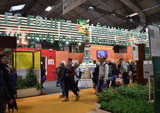 Interfel, au salon avec son emblématique Tour Eiffel faite de fruits et légumes frais. 