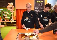 Guillaume Seguin, producteur de la poire Angélys en Picardie et Rémi Javernaud, animateur poire, ont fait découvrir l'Angélys, poire du jour le mercredi sur le stand de l'ANPP. L'Angélys est une poire tardive issue d'un croisement entre la Comice et la Doyennée d'Hiver. Une variété de fin de saison, cultivée au nord de la Loire et dans le nord du pays et qui se conserve très bien. 