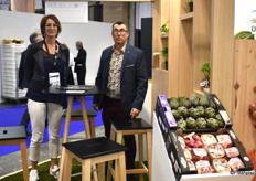 Stéphanie Della Schiava et Pascal Jaouen de la société Pouliquen, sur le stand de Prince de Bretagne. L'artichaut petit violet est le produit phare du moment !