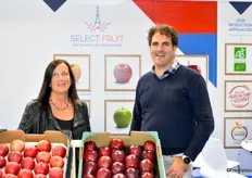 Yannick Moinnereau, export sales manager et Yohann Lethoueil, producteur adhérant Pom'Evasion dans les Deux-Sèvres. Le Groupe développe la vente de produits biologiques à l'export via sa filiale Select Fruit. 