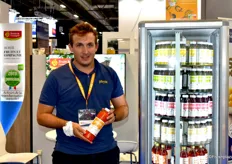 Edouard Gassier, co-fondateur de Phyte, sur le stand Fruits&Compagnie venu présenter sa gamme de boissons végétales composée de pressés végétaux, de laits végétaux et de kombuchas. 