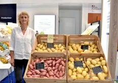 Catherine Maudet de l'entreprise Le Gouessant, présente les différentes variétés de pommes de terre disponibles en Europe et à l'Export et les différents types de conditionnements. De gros investissements ont récemment été réalisés par le groupe sur la ligne conditionnement.