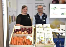 Clémence Cknockaert et Christophe Legrand derrière des produits certifiés Agriculture Biologique de la marque Unibio présentés par la Société Terraveg.