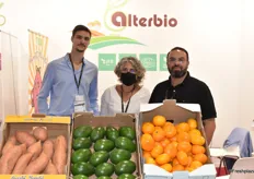 L'équipe d'Alterbio a mis en avant sa gamme de légumes bio dont les patates douces, les avocats et les agrumes.