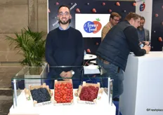 Thomas Lebailly, de la société France Food venu présenter entre autre des colis de fruits rouges d'1kg. 