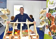 Guillaume Fruitet sur le stand d'Imago, producteur de fruits et légumes bio.