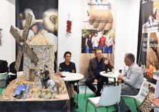 Création réalisée en gousses d'ail sur le stand de Top'Alliance Alinéa.