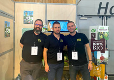 Gael Melin, Eric Seïté et Julien Seïté sur le stand de la Ferme Ty Coz. 