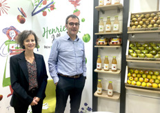 Catherine Fazilleau et Bruno Leroy de Pom'evasion venus présenter leur nouvelle gamme de jus.