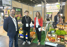 Robert Tarrat et son équipe sur le stand de Sol Agrums. 