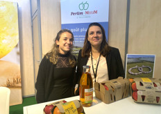 Louise Chauffaille et Alicia Pinaud sur le stand de L'Alliance Perlim Meylim. 
