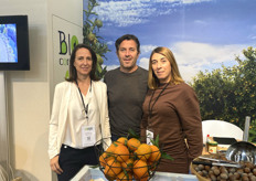 Sylvie Ceccoli, David Casoni et Laeticia Casoni sur le stand GIE Corsica Comptoir. 