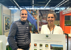 Serge Berghman, Directeur des opérations et Pauline Maerten, commerciale sur le stand de la SAS Patrick Berghman, producteur et société de mise en marché d'agrumes et fruits biologiques de Corse. 