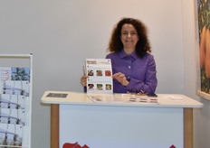 Stand de Vivai Mazzoni avec Antonella Colacrai venue présenter trois nouvelles variétés de fraise : Edwina, Klodia et Giusy.  