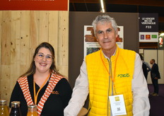 Laeticia Pratx et Pierre Pratx sur le stand Les Vergers Bio de Véronique 