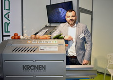 La société Industrade qui propose du matériel pour la transformation des fruits et légumes avec Cyril Domenech, comme cette coupeuse de F&L qui émince, coupe en cubes et rappe avec une cadence qui peut atteindre les 1,2 T/h