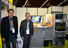 Richard Faurite et Philippe Giraud de SETOP Giraud Technologie, à côté de Pimprenelle III, machine qui contrôle la qualité des agrumes, pêches et pomme