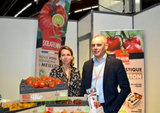 Elisabeth Calle et Sébastien Malard sur le stand Solarenn, venus présenter la nouvelle gamme d'emballages et les nouvelles tomates cerises en grappe 