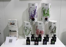 WDRINK est fabriqué à partir de fleurs et de plantes aromatiques fraîches biologiques (basilic, cèdre, hélichryse, géranium, lavande, mélisse, menthe poivrée, rose de Damas, romarin, sauge, thym, olive Leccino), cultivées en Italie et distillées selon un procédé de conservation qui permet de préserver leur parfum intense et leurs propriétés bénéfiques. Le produit est disponible en bag-in-box de 1,5 litre et en flacon de verre de 50 ml, blanc ou noir, selon qu'il doit être bu ou vaporisé à volonté directement sur les boissons ou les aliments prêts à consommer, chauds ou froids.