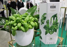 Qu'il s'agisse d'un concentré à diluer, prêt à boire ou d'un "parfum" à vaporiser, le produit se veut être une alternative pratique aux herbes à destination des chefs. Ne contenant aucun additif, conservateur ou substance alcoolique, l'eau aromatique est pure et totalement naturelle, douce et non agressive. 